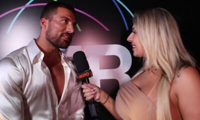 Andressa Devillo entrevistando o ator Simone Susinna - Crédito da Foto Fotos Nelson Miranda - Divulgação